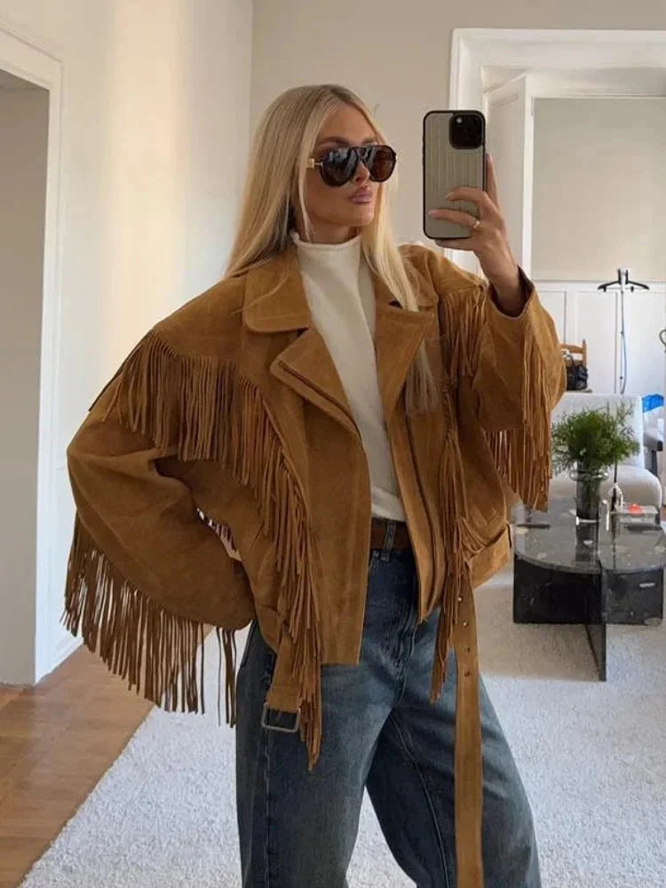 Veste femme en daim marron avec franges, coupe décontractée, adaptée à diverses occasions.