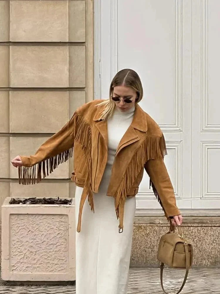 Veste femme en daim marron avec franges, coupe décontractée et design polyvalent.