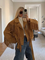 Veste femme en daim marron avec franges aux manches et au bas, design décontracté.