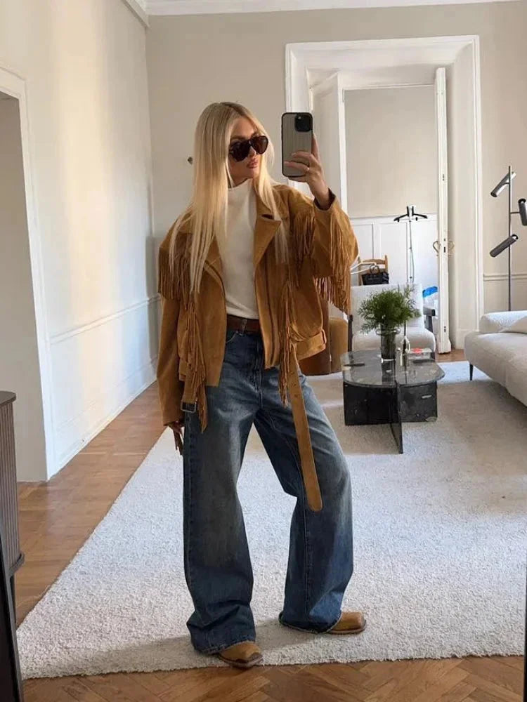 Veste femme en daim marron avec franges et coupe légère, parfaite pour des tenues décontractées d'automne.