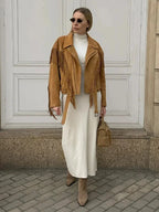 Veste femme en daim marron avec franges, coupe décontractée et matière douce.