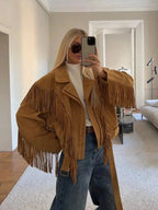 Veste femme en daim marron avec franges aux manches et au bas, coupe décontractée.