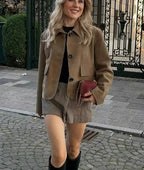 Veste femme marron avec col classique, boutons élégants et design intemporel.