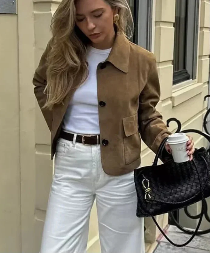 Veste femme marron avec boutons classiques et col, design élégant et intemporel.