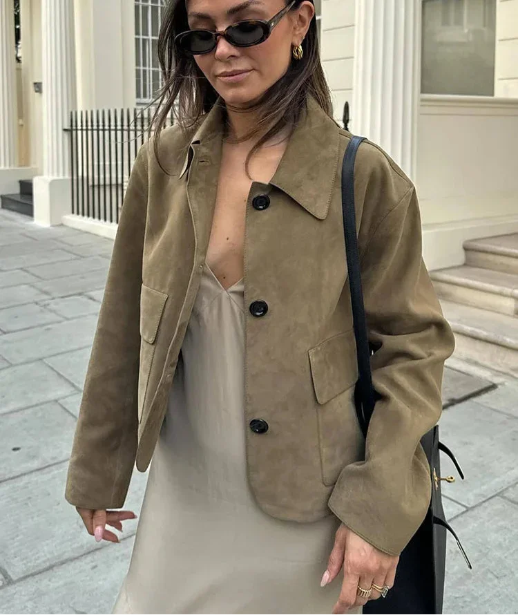 Veste femme marron avec boutons classiques et col, en mélange de coton, adaptée pour des occasions élégantes et…