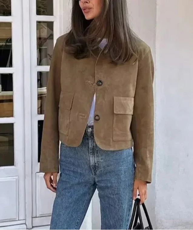 Veste femme marron avec boutons classiques, col classique et tissu doux, adaptée à diverses occasions.
