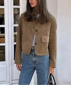 Veste femme marron avec boutons classiques, col classique et tissu doux, adaptée à diverses occasions.