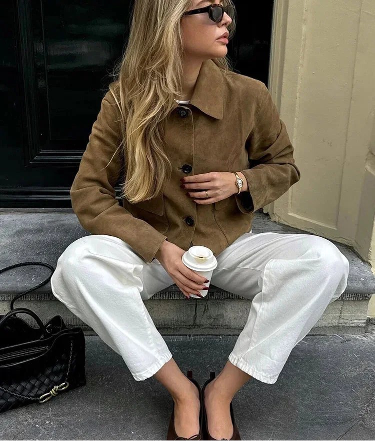 Veste femme marron avec boutons classiques, col traditionnel et coupe élégante.