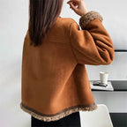 Veste femme marron en suédine avec boutons sur le devant et design simple, adaptée pour le quotidien.