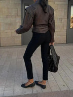 Veste femme marron foncé ceinturée, coupe ajustée, en matériau doux pour un look féminin.