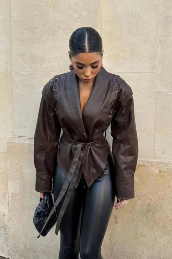 Veste femme marron foncé ceinturée, coupe ajustée, en matériau résistant avec col à revers classique.