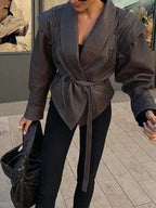 Veste femme marron foncé ceinturée, coupe ajustée, en tissu résistant, adaptée pour un usage quotidien.