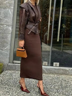 Veste femme marron foncé ceinturée, coupe ajustée, en matériau doux, avec un design élégant.