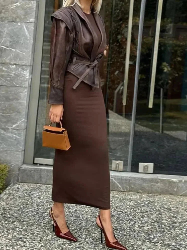 Veste femme marron foncé ceinturée, coupe ajustée, en matériau doux, avec un design élégant.