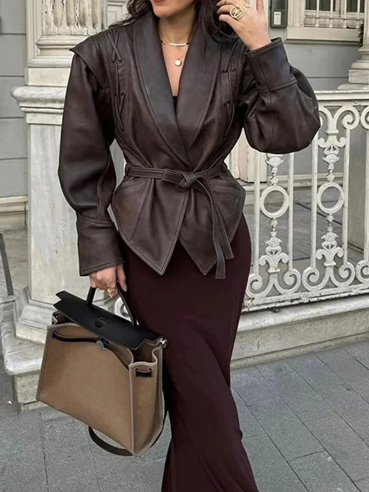 Veste femme marron foncé ceinturée, coupe ajustée, en matériau doux, adaptée pour le quotidien ou des occasions élégantes.