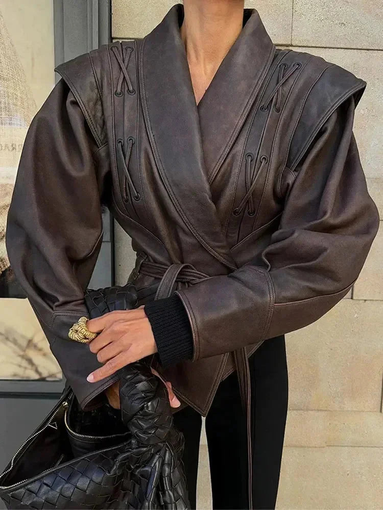 Veste femme marron foncé ceinturée, coupe ajustée, en matériau doux pour un style quotidien.