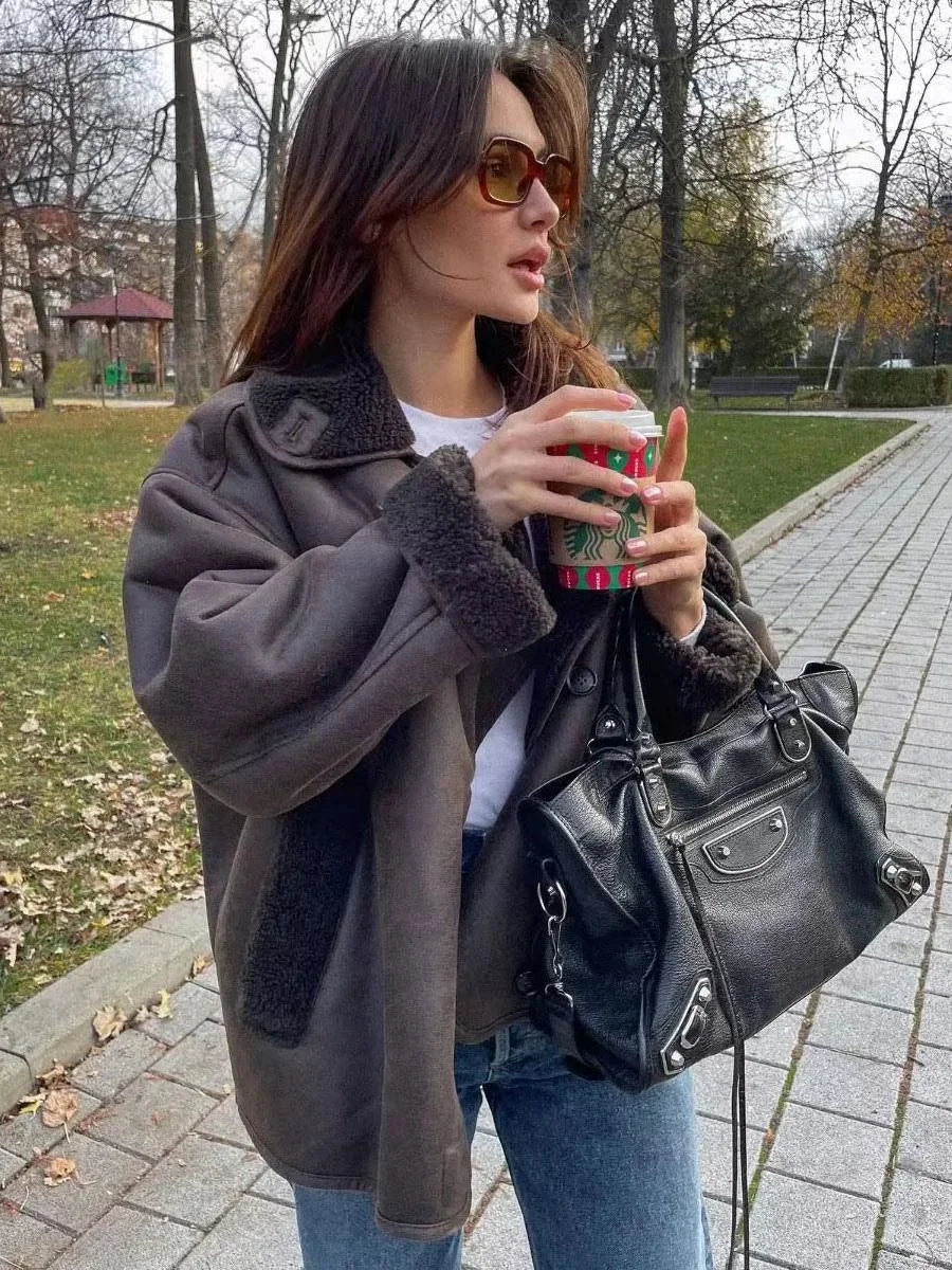 Dunkelbraune Damenweste aus schafsfell-ähnlichem Material mit großen Revers und klassischem Schnitt.