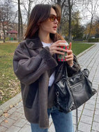 Veste femme marron foncé en matière effet mouton, avec grands revers et coupe classique.