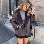 Veste femme marron foncé effet mouton, grands revers, en matériau chaud et doux, idéale pour les journées froides.