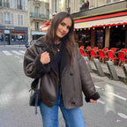 Veste femme marron foncé effet mouton avec grands revers, adaptée aux températures automnales.