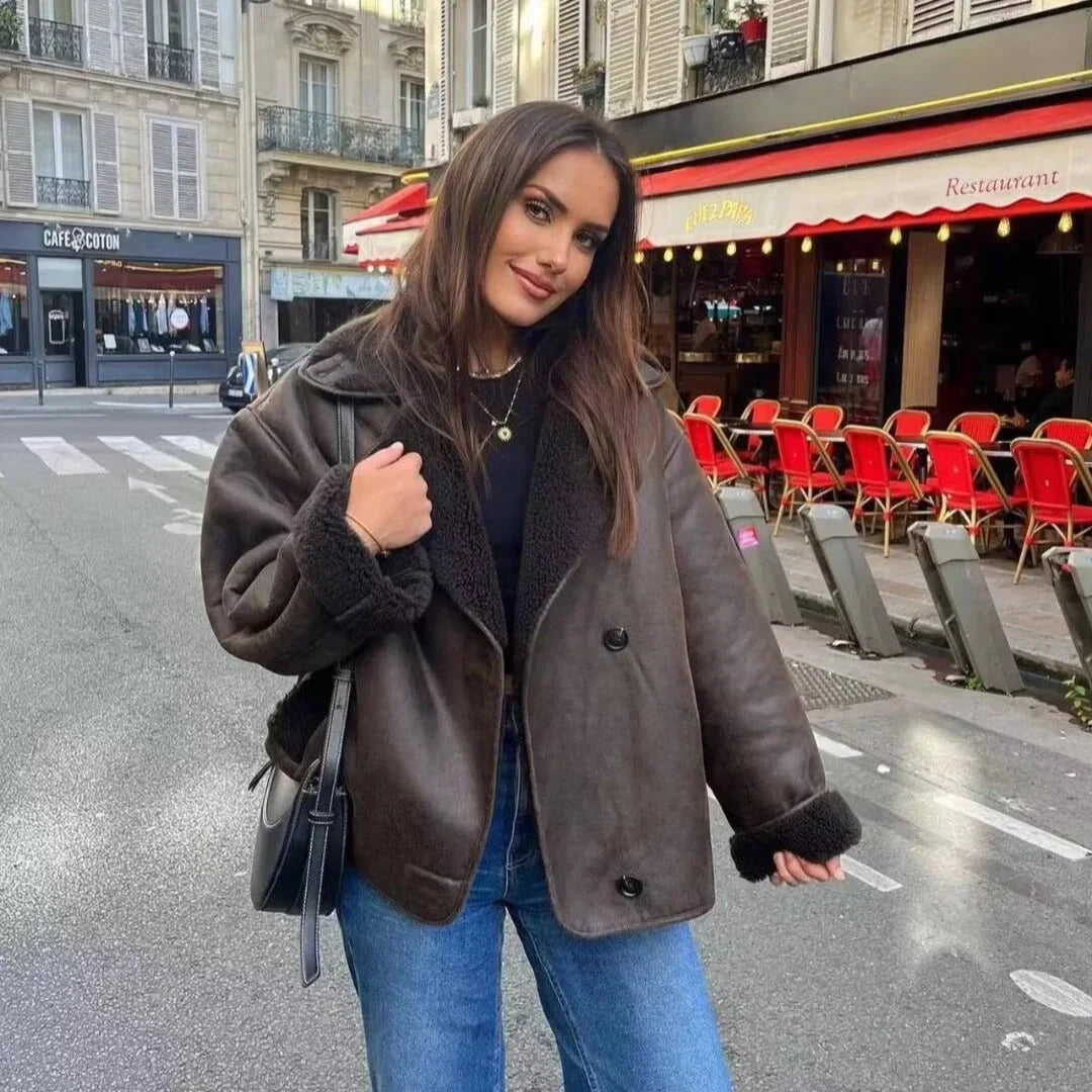 Dunkelbraune Damenjacke mit Schaffell-Effekt und großen Revers, ideal für herbstliche Temperaturen.