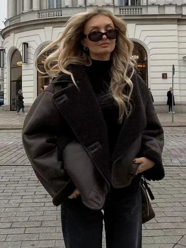 Dunkelbraune Damenjacke im Schaffell-Look mit großen Revers und weichem Material, ideal für kühle Tage.
