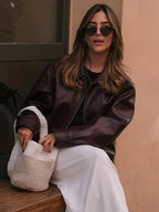 Veste femme marron en simili cuir, style vintage, avec fermeture éclair et poches latérales.