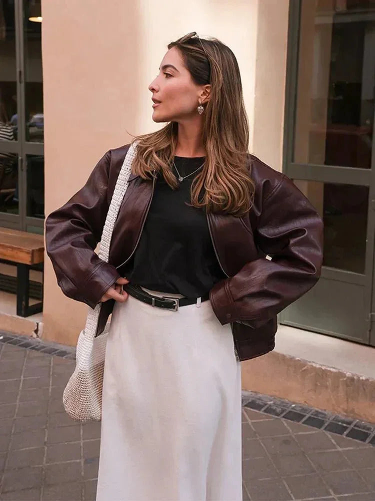 Veste femme marron en simili cuir au style vintage avec détails classiques et coupe moderne.