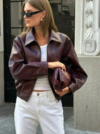 Veste femme en simili cuir rouge bourgogne, style vintage avec détails classiques et coupe intemporelle.