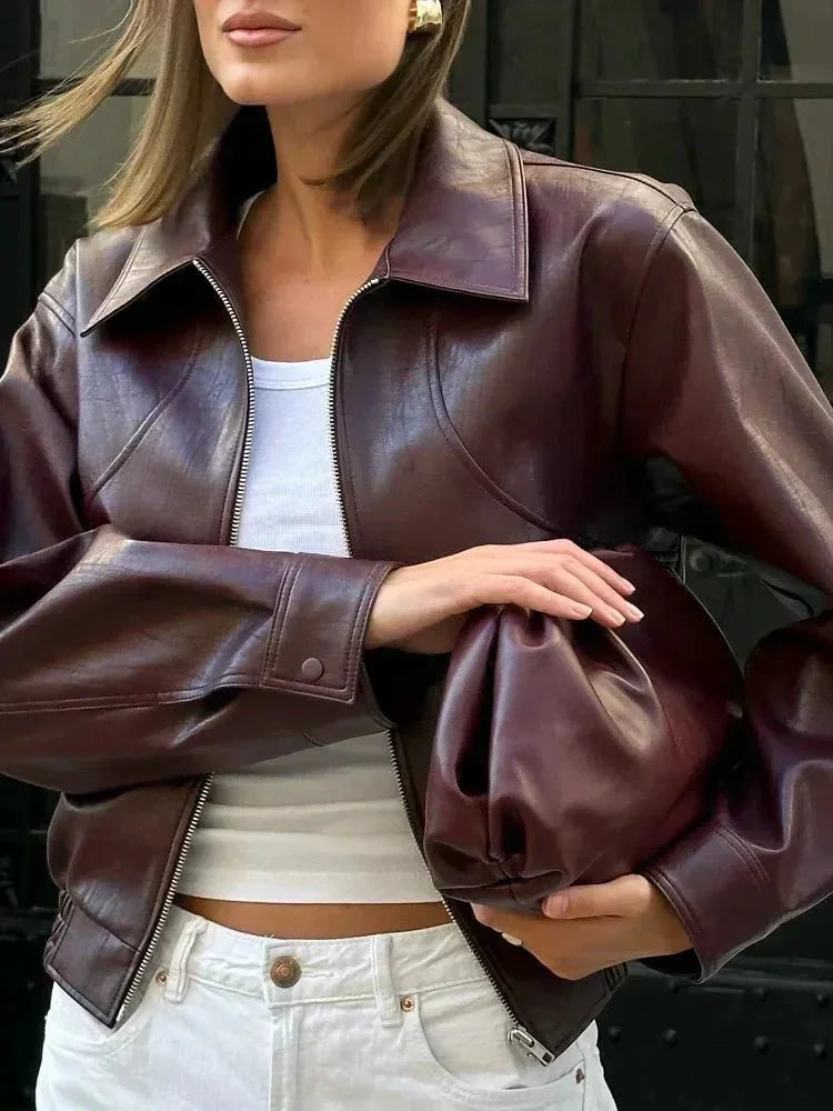 Veste femme en simili cuir rouge bourgogne, style vintage avec coupe classique et détails intemporels.