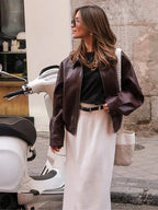 Veste femme marron en simili cuir au design vintage avec coupe classique et détails de couture discrets.