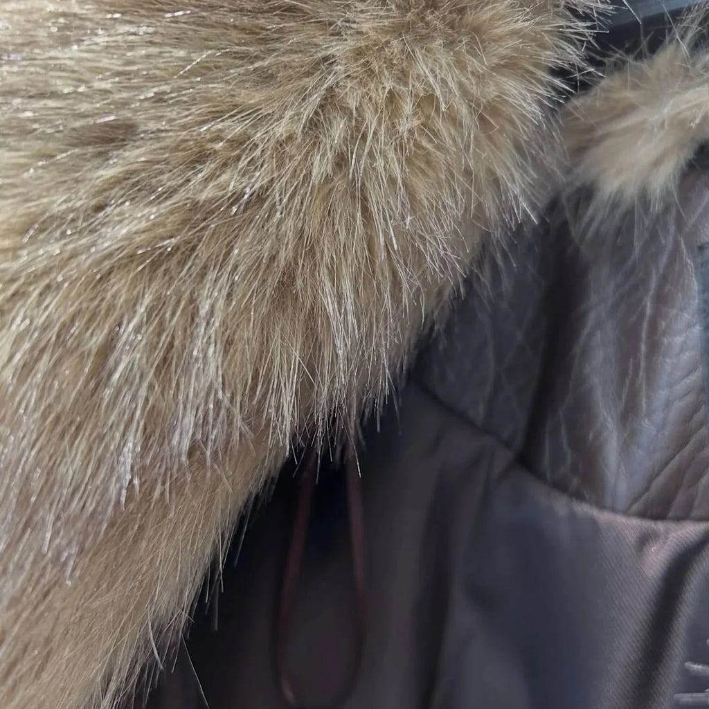 Veste femme marron vintage avec col doublé et poches, en matériau doux et résistant.