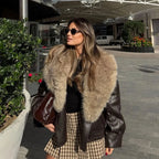 Veste femme marron vintage avec col doublé et poches, en tissu doux.