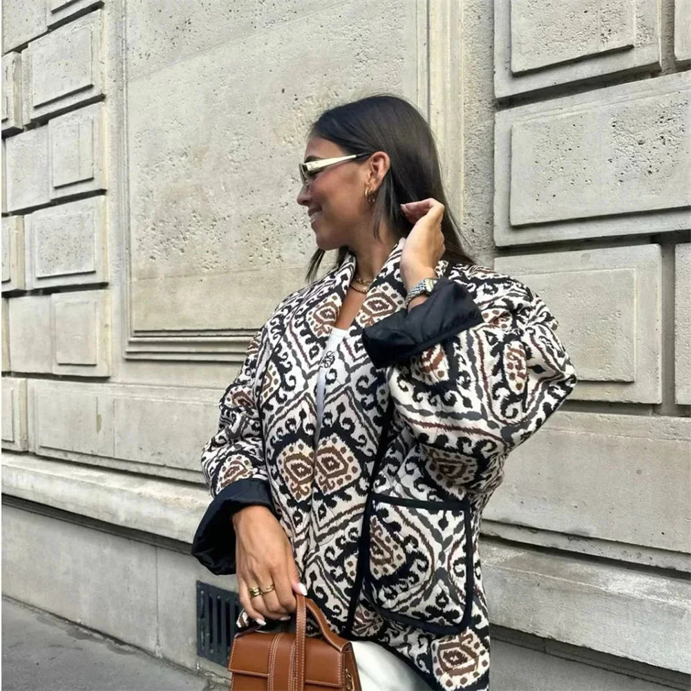 Veste matelassée femme colorée à manches larges, conçue pour la mi-saison avec un tissu chaud.