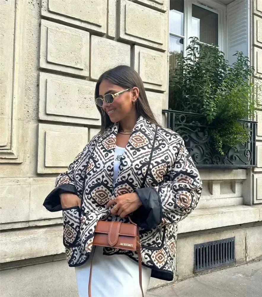 Veste matelassée femme colorée à manches larges en matériau léger pour un confort optimal.