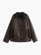 Veste femme oversize marron foncé en shearling, coupe décontractée avec grandes poches.