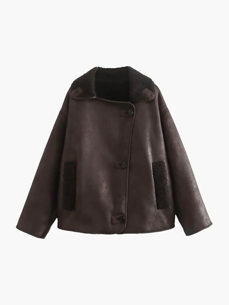 Veste femme oversize marron foncé en shearling, coupe décontractée avec grandes poches.