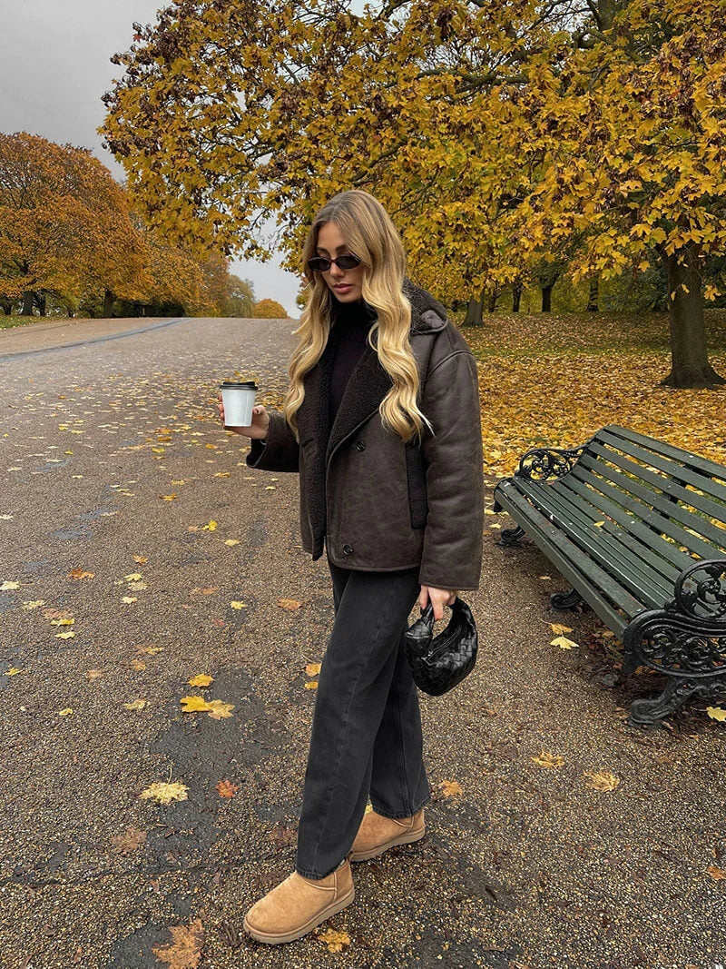 Veste femme oversize en effet shearling marron foncé, au design décontracté et en matière douce.