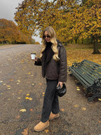 Veste femme oversize en effet shearling marron foncé, au design décontracté et en matière douce.