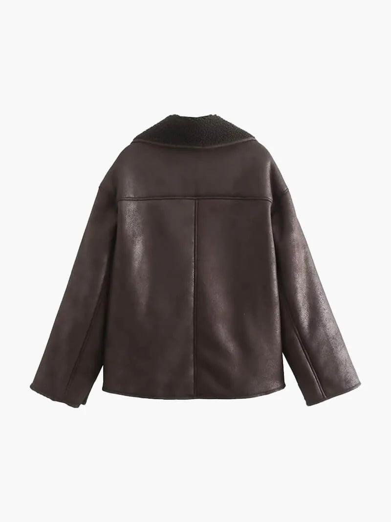 Veste femme oversize en shearling marron foncé, avec un design décontracté et un tissu doux.