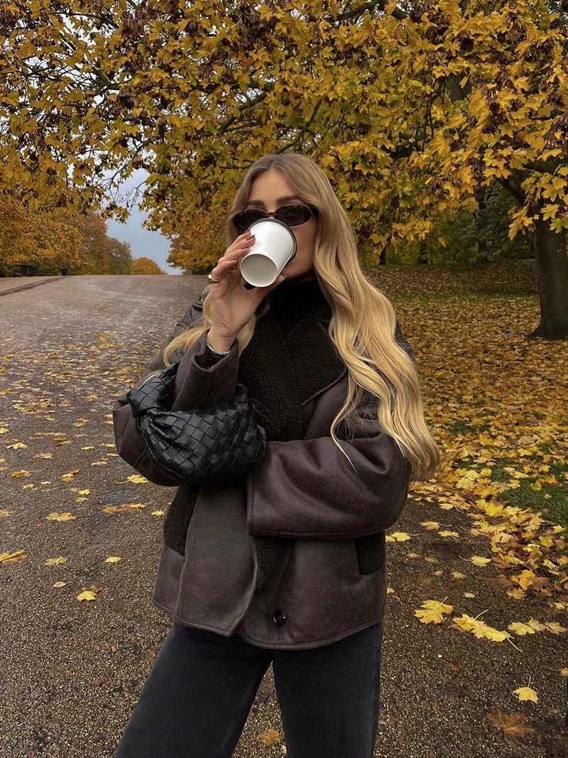 Veste femme oversize marron foncé en shearling, avec un intérieur doux et un design décontracté.