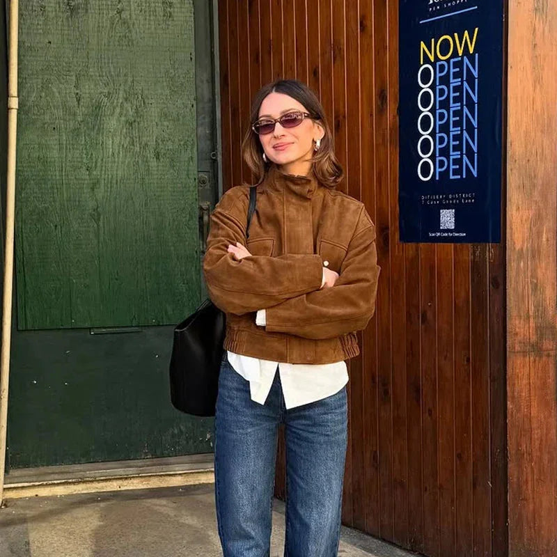 Veste motard femme en simili cuir kaki avec poches avant zippées et col montant.