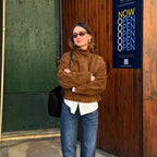 Veste motard femme en simili cuir kaki avec poches avant zippées et col montant.