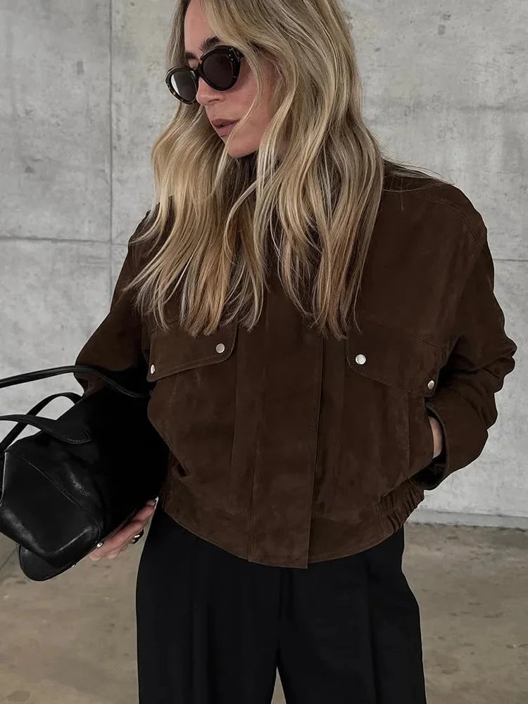 Veste femme motard en cuir avec poches avant et fermetures éclair robustes.