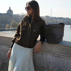 Veste femme motard marron, en matériau résistant, avec poches avant et fermeture éclair.