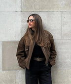 Veste motard femme en simili cuir marron avec poches avant et fermeture éclair robuste.