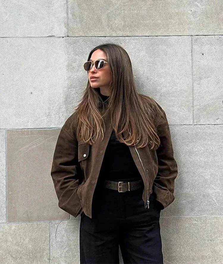 Veste motard femme en simili cuir marron avec poches avant et fermeture éclair robuste.