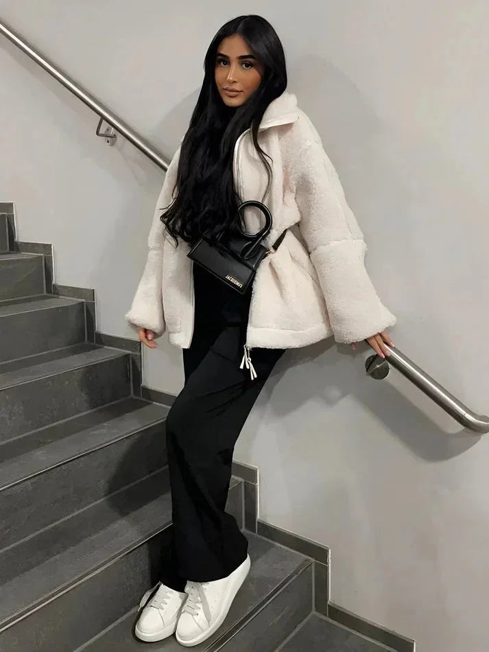 Beige Teddie-Weste für Frauen, kuscheliges Material, lässiger Schnitt, praktische Taschen und bequemer Kragen.