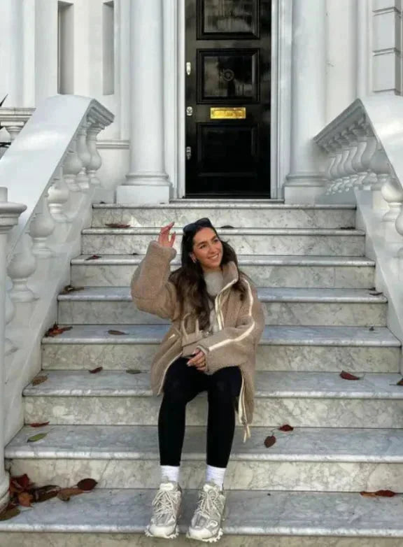 Veste femme marron style teddie, coupe ample, avec poches classiques et design décontracté.