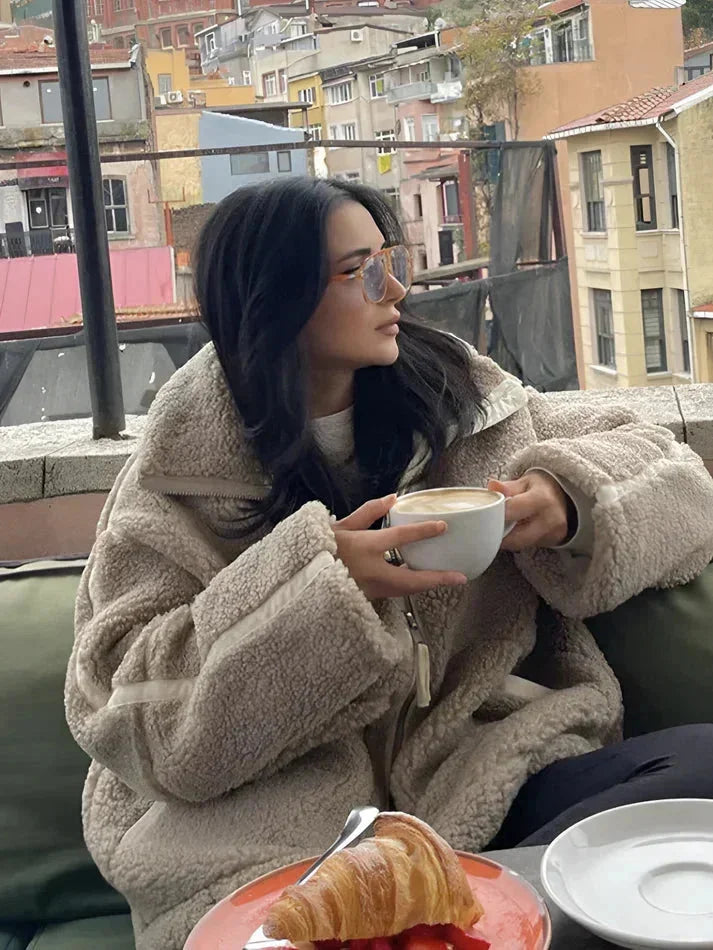 Bequeme Teddymantel für Frauen, großzügiger Schnitt, weiches Material und lässige Optik für gemütliche Tage.